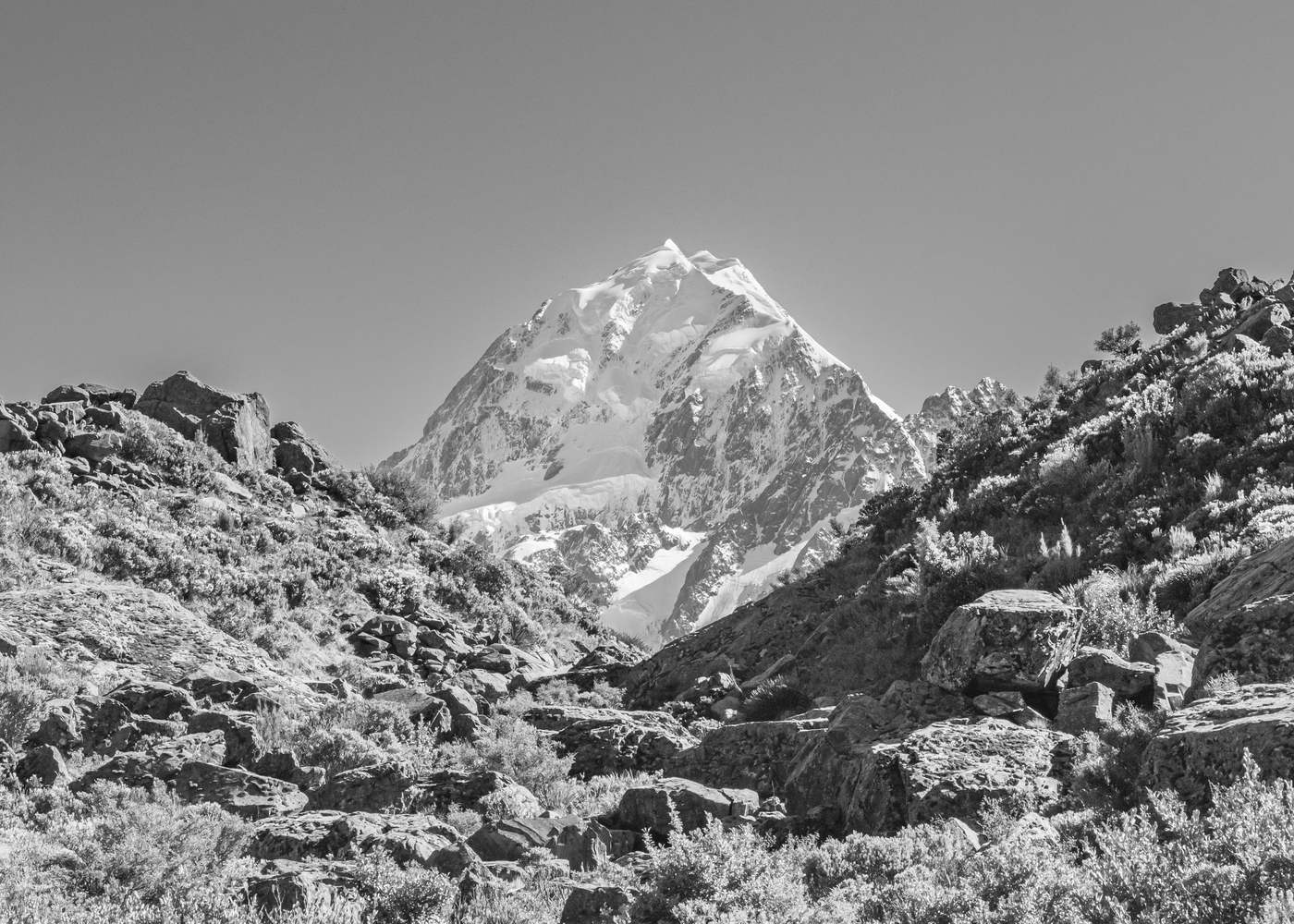 Aoraki Mount Cook innevato oltre una valle di rocce, fotografia in bianco e nero