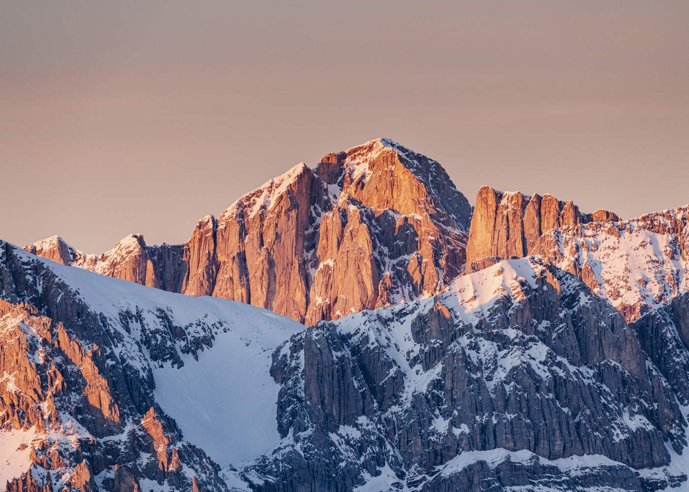 Parete dolomitica accesa dall'ultima luce del tramonto